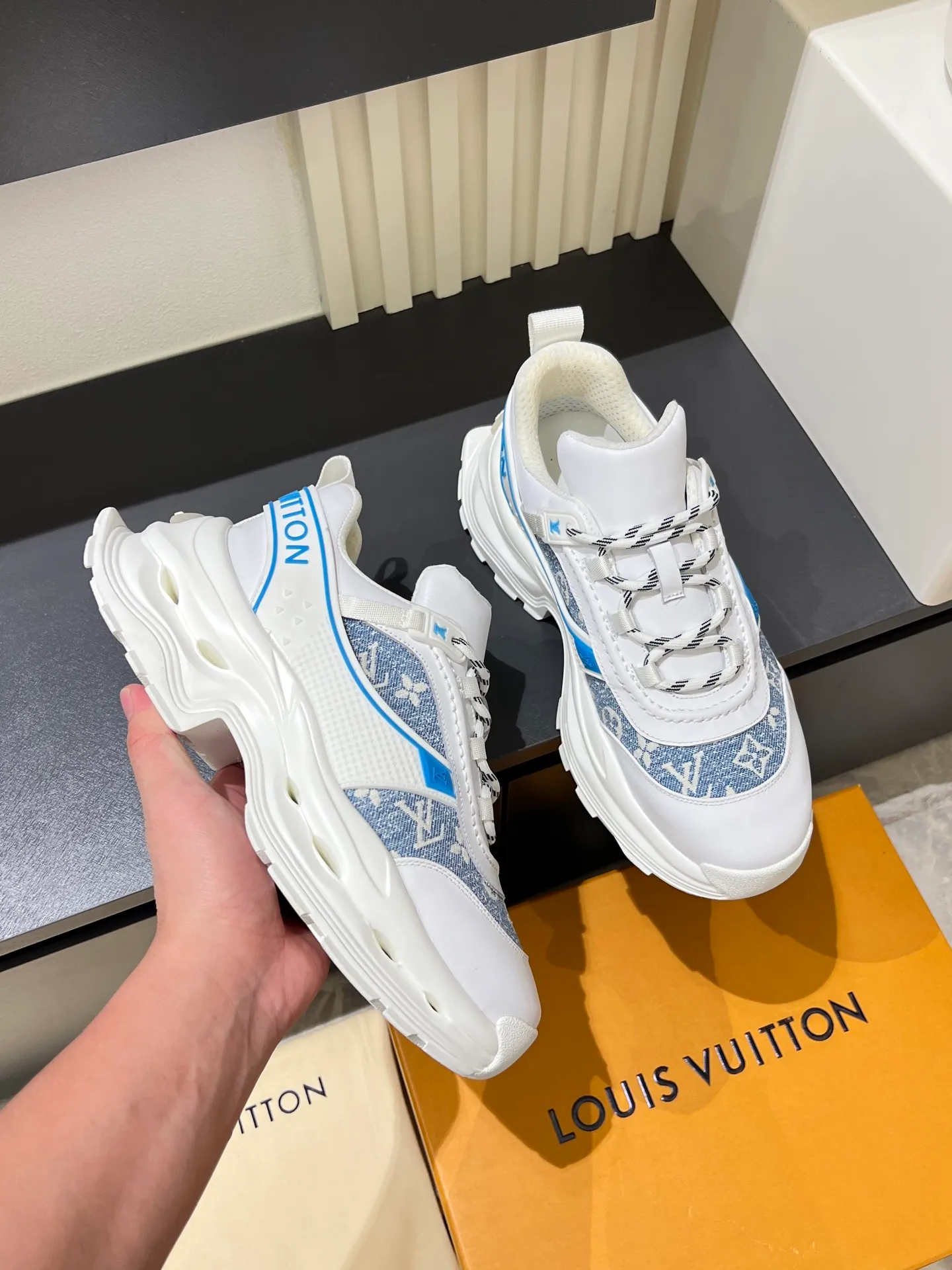 p600 "LOUI* VUITTO*" popular men's casual shoes, genuine development in Italy 💯Purchasing level quality ✔️The upper is made of first-layer cowhide, comfortable and soft sheepskin feet ⚡️ Fashionable and versatile, the toe last shape is firm and full, the soles are made from original LV molds and can be freely entered and exited the counter. Light and comfortable on the feet~Purely handmade, details determine quality! Size:39-44!